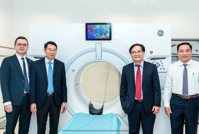 Đại diện Ban lãnh đạo tỉnh Khánh Hòa, Sở Y tế và Vinmec Nha Trang cùng hệ thống CTScan GE Revolution Apex 1975