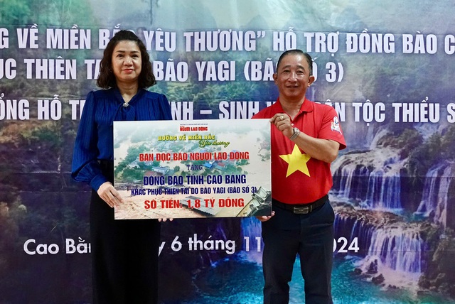 Ông Bùi Thanh Liêm trao bảng tượng trưng số tiền 1,8 tỉ đồng hỗ trợ đồng bào tỉnh Cao Bằng bị thiệt hại bởi bão số 3 từ quyên góp của chương trình “Hướng về miền Bắc yêu thương” cho bà Nguyễn Hồng Vân, Phó Chủ tịch Ủy ban MTTQ tỉnh Ảnh: NGUYỄN HƯỞNG