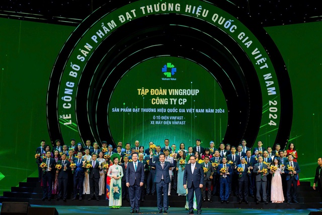 Tập đoàn Vingroup được vinh danh là Thương hiệu Quốc gia Việt Nam 2024 với sản phẩm là ôtô điện và xe máy điện VinFast. Ảnh: BTC cung cấp