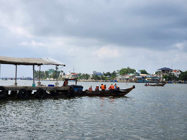 Phà hỏng, cả ngàn người dân xã đảo Tam Hải mỏi mòn "gọi đò ơi"- Ảnh 3.