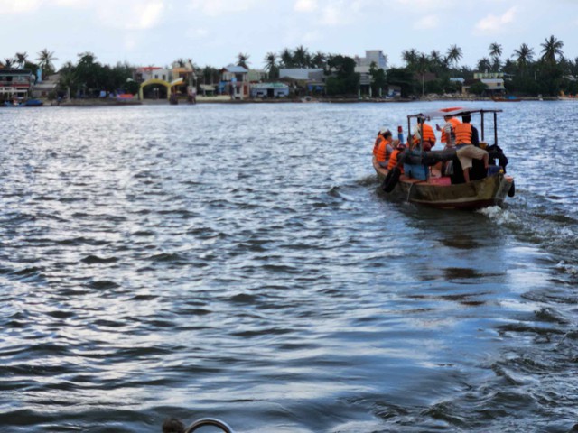 Phà hỏng, cả ngàn người dân xã đảo Tam Hải mỏi mòn "gọi đò ơi"- Ảnh 1.