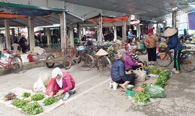 Người dân tranh thủ chợ phiên mang mấy mớ rau nhà trồng ra bán