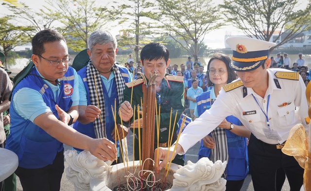 Đoàn đại biểu TP HCM thăm cán bộ, chiến sĩ, nhân dân vùng biển đảo Tây Nam- Ảnh 2.