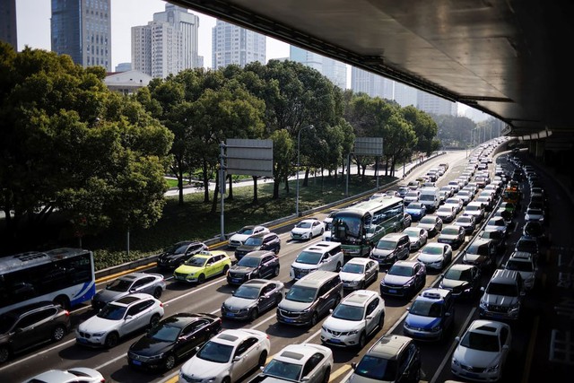 Hàng dài ô tô “chôn chân” khi tham gia giao thông ở Thượng Hải - Trung Quốc. Ảnh: REUTERS