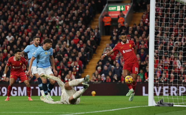 Man City không biết thắng trận thứ 7, Liverpool bay cao ở đỉnh bảng - Ảnh 2.