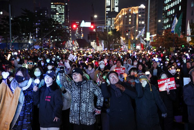 Người dân kêu gọi luận tội Tổng thống Yoon Suk-yeol tại cuộc tuần hành ở thủ đô Seoul - Hàn Quốc hôm 10-12. Ảnh: REUTERS