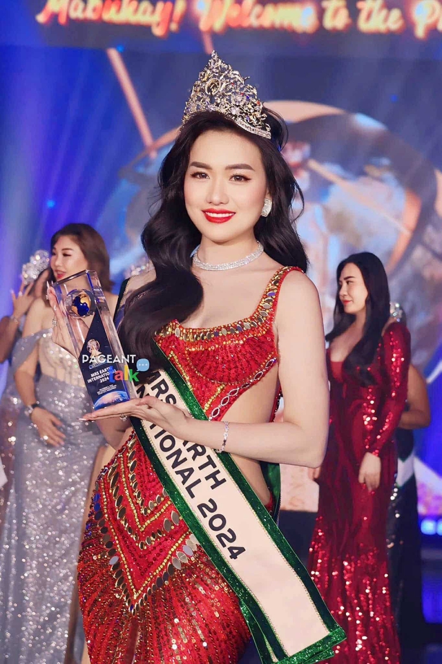 Vũ Thị Hoa đăng quang Mrs Earth International 2024- Ảnh 1.