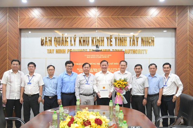 VRG nhận giấy chứng nhận đầu tư dự án KCN gần 500 ha tại Tây Ninh- Ảnh 2.