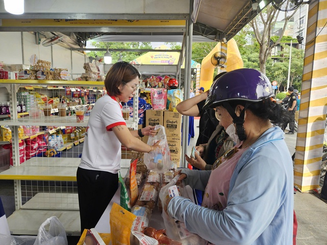 Rau xanh, trứng gà "cháy hàng" trong ngày đầu TP HCM tổ chức bán hàng Tết lưu động- Ảnh 2.