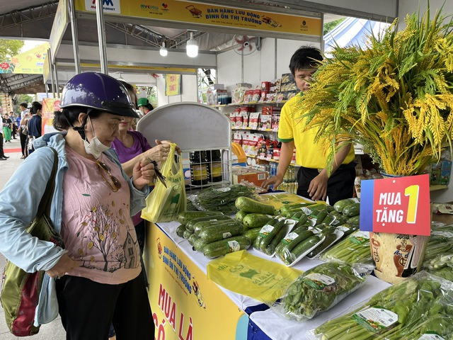 Rau xanh, trứng gà "cháy hàng" trong ngày đầu TP HCM tổ chức bán hàng Tết lưu động- Ảnh 1.