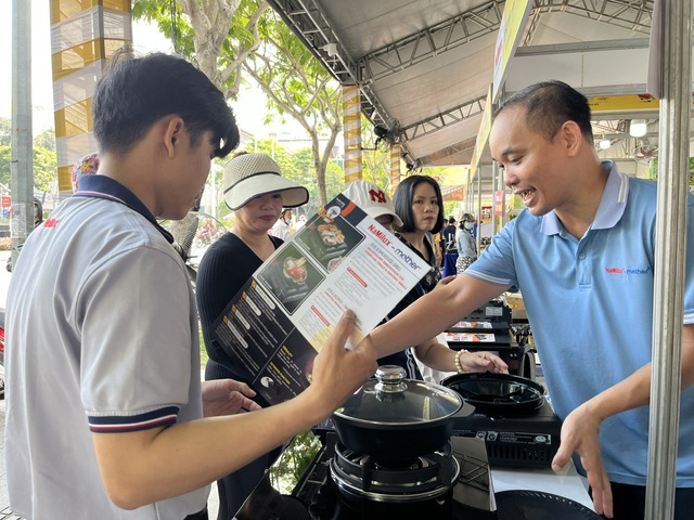 Rau xanh, trứng gà "cháy hàng" trong ngày đầu TP HCM tổ chức bán hàng Tết lưu động- Ảnh 5.