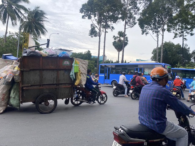 Cùng với chính sách hỗ trợ để người thu gom rác chuyển đổi phương tiện, việc có phương tiện thu gom phù hợp với các hẻm nhỏ được kỳ vọng góp phần cho mỹ quan đô thị. Ảnh: QUỐC ANH