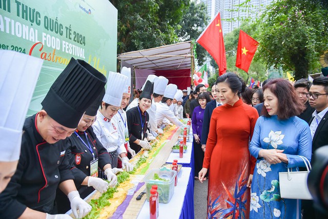 Quảng diễn phở cuốn sắc màu dài 12 m khiến khách tham quan không khỏi thích thú Quảng diễn phở cuốn sắc màu dài 12 m khiến khách tham quan không khỏi thích thú