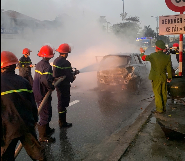 Hai ô tô bốc cháy dữ dội khi di chuyển trên đường- Ảnh 1.