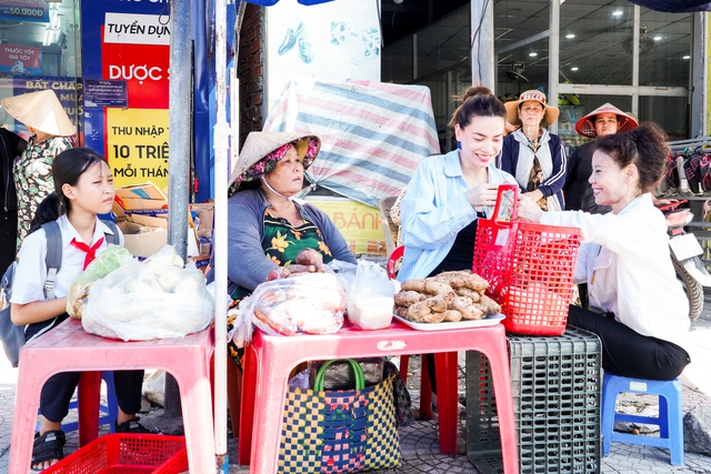 Bắt gặp Hồ Ngọc Hà bán khoai giữa ngã ba đường

- Ảnh 1.