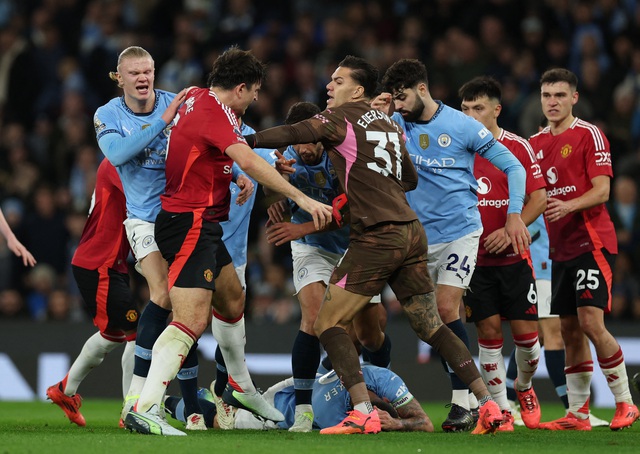 116 giây kinh hoàng, Man City thua ngược cực sốc derby Manchester- Ảnh 2.