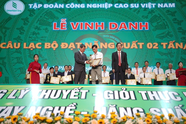 Ngành cao su vinh danh câu lạc bộ 2 tấn/ha và cá nhân tiêu biểu- Ảnh 2.