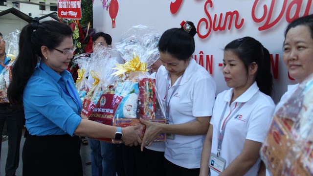 Lãnh đạo Công đoàn Dệt may Việt Nam tặng quà cho công nhân khó khăn tại chương trình “Tết sum vầy - Ngày hội CN - Phiên chợ nghĩa tình”. Ảnh: HỒNG ĐÀO