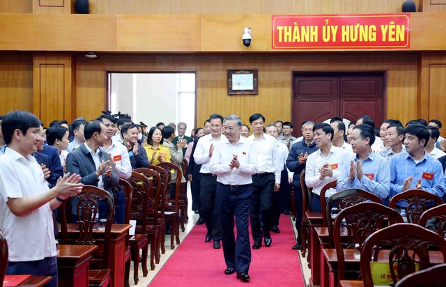 Tổng Bí thư Tô Lâm mong muốn tỉnh Hưng Yên tiếp tục phát huy tinh thần đoàn kết, đẩy mạnh phát triển kinh tế. Ảnh: TTXVN