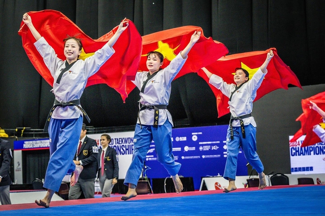 Châu Tuyết Vân và tuyển taekwondo giành HCV đồng đội nữ thế giới sau 10 năm- Ảnh 1.