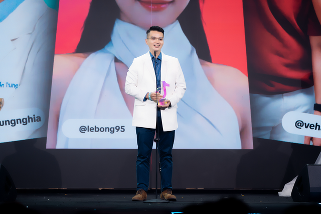 Bác sĩ Nguyễn Trung Nghĩa hào hứng nhận chiếc cúp Changemaker of the Year tại TikTok Awards Việt Nam 2024.