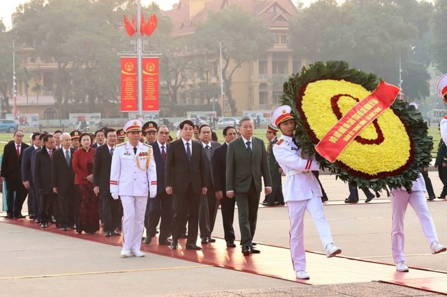 Lãnh đạo Đảng, Nhà nước vào Lăng viếng Chủ tịch Hồ Chí Minh- Ảnh 1.