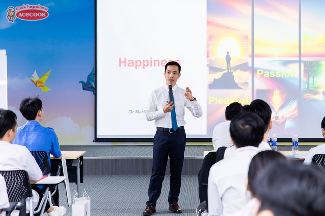 Anh Nguyễn Thành Hưng - Phó phòng Nhân sự Acecook Việt Nam - chia sẻ trong chuỗi workshop &quot;Hành trang sự nghiệp Happy&quot;