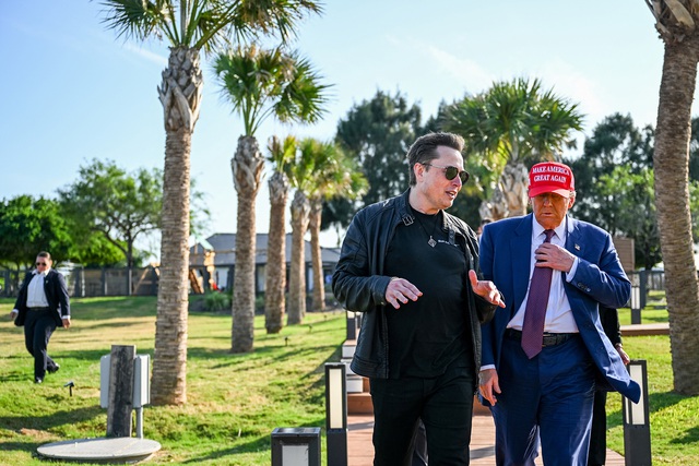 Tỉ phú Elon Musk và ông Donald Trump tại một sự kiện ở TP Brownsville, bang Texas - Mỹ hôm 19-11 Ảnh: Reuters