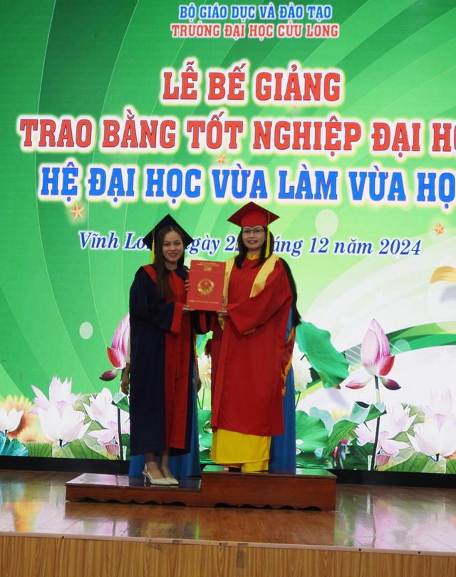 481 sinh viên hệ vừa làm vừa học nhận bằng tốt nghiệp- Ảnh 4.