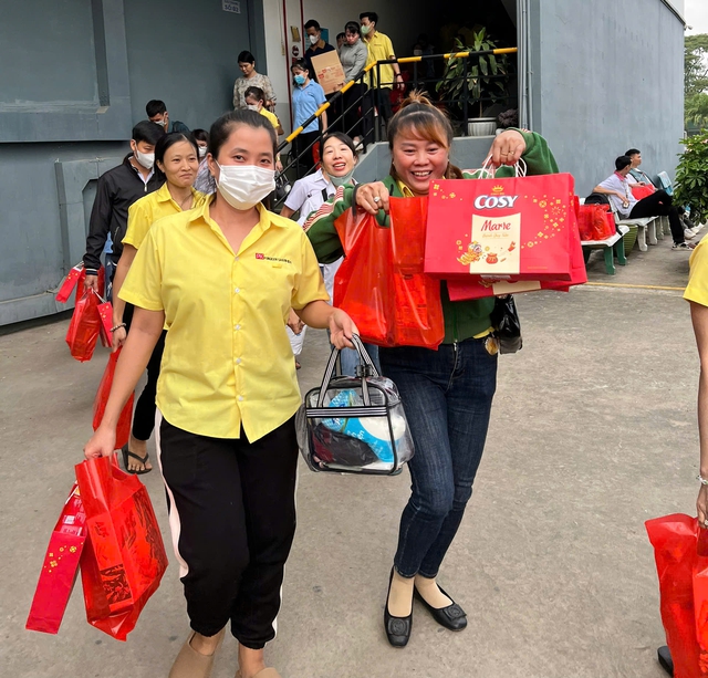 Hàng ngàn công nhân ở Bình Dương phấn khởi nhận quà Tết sớm- Ảnh 1.