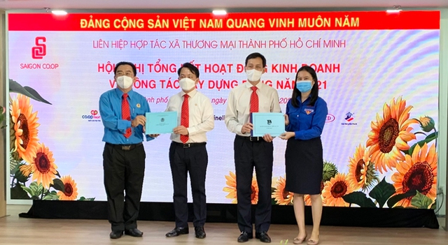 Liên hiệp Hợp tác xã Thương mại TP HCM (Saigon Co.op) tặng giấy khen biểu dương các cán bộ, đảng viên hết lòng vì người dân trong dịch COVID-19 năm 2021