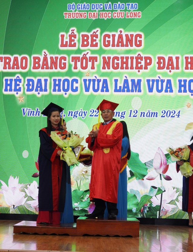 481 sinh viên hệ vừa làm vừa học nhận bằng tốt nghiệp- Ảnh 2.