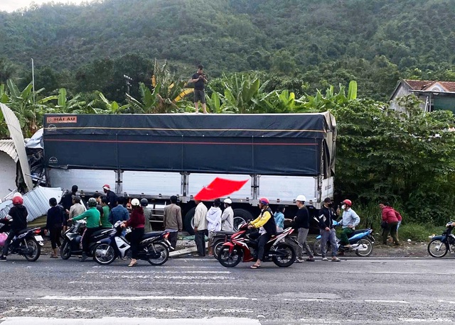 Hiện trường tai nạn liên hoàn nghiêm trọng, ô tô lao vào nhà dân ở Khánh Hoà - Ảnh 2.