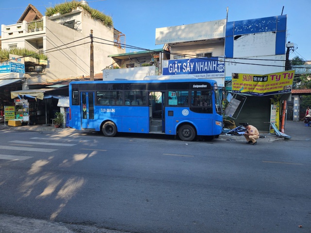 Xe buýt lao làn đường ngược lại khiến 2 người bị thương ở Bình Thạnh- Ảnh 2.