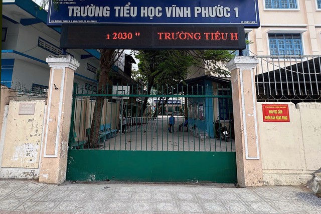 Nữ giáo viên bị 2 người đàn ông làm nhục giữa trường- Ảnh 1.