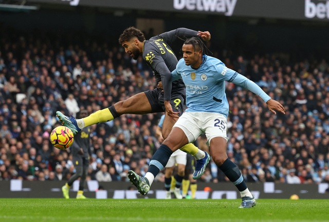 Haaland "tặng quà" Everton, Man City lún sâu vào nỗi thất vọng- Ảnh 1.