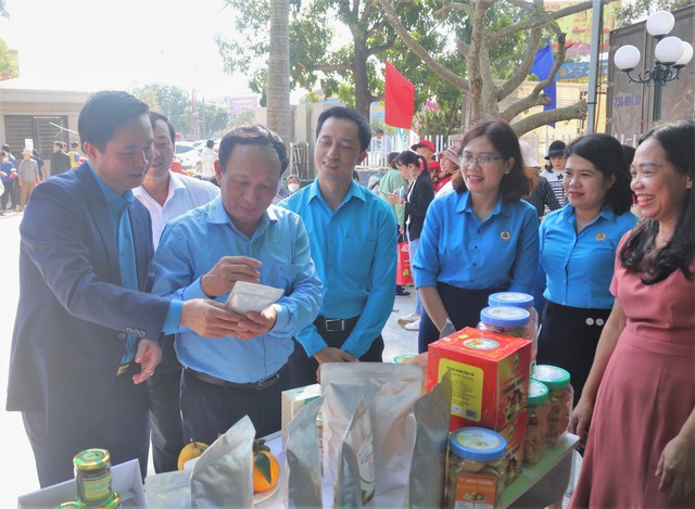 Quảng Bình tổ chức "Phiên chợ Công đoàn" phục vụ đoàn viên - lao động- Ảnh 1.