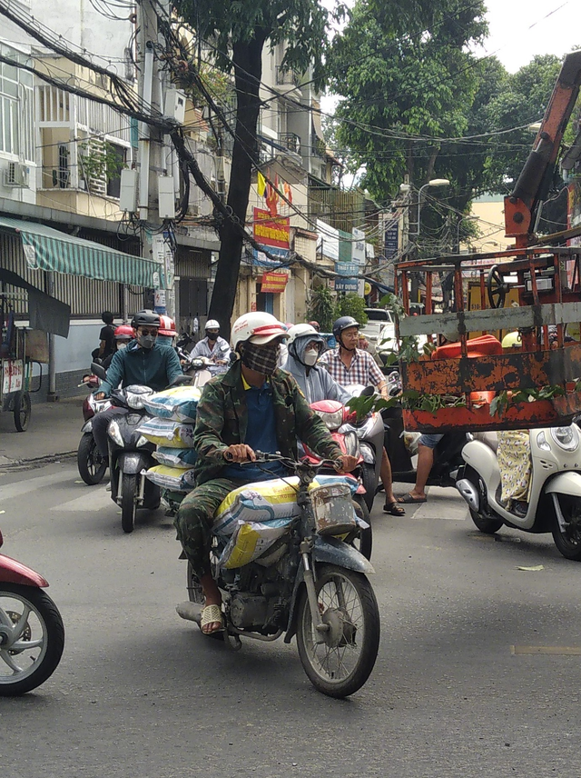 "Xe mù" vẫn lưu thông trên đường phố- Ảnh 3.