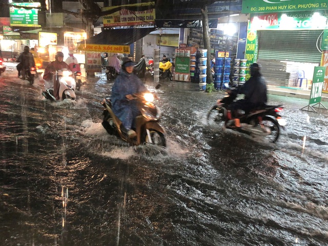 TP HCM bất ngờ mưa lớn gây ngập nhiều nơi- Ảnh 5.