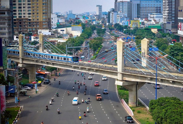 Hệ thống metro không chỉ giúp giảm ùn tắc giao thông mà còn là bước tiến quan trọng trong việc chuyển đổi thói quen đi lại của người dân. Ảnh: HOÀNG TRIỀU