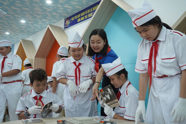 Học sinh Trường Tiểu học Phước Thạnh tại “Không gian tương tác, trải nghiệm đọc sách và sinh hoạt Đội” Học sinh Trường Tiểu học Phước Thạnh tại “Không gian tương tác, trải nghiệm đọc sách và sinh hoạt Đội”
