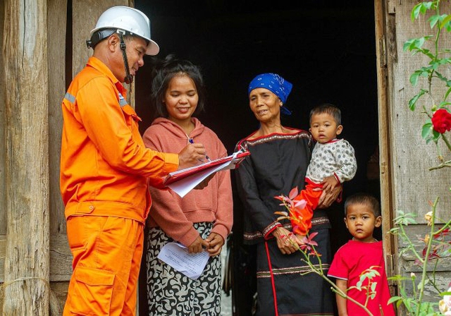 Nhân viên điện lực hướng dẫn người dân sử dụng điện an toàn, tiết kiệm Ảnh: EVN