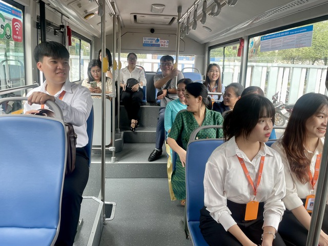 Xe buýt điều chỉnh chuyến phục vụ Tết dương lịch 2025- Ảnh 1. Xe buýt điều chỉnh chuyến phục vụ Tết dương lịch 2025- Ảnh 1.