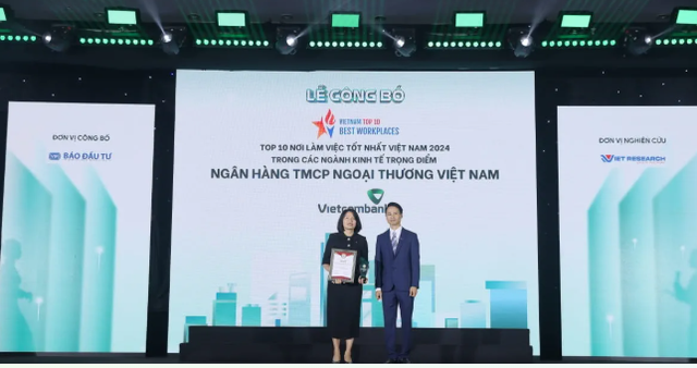 Bà Phạm Thúy Nga - Phó Trưởng phòng Chính sách Kế hoạch Nhân sự Vietcombank nhận giải thưởng &quot;Top 10 nơi làm việc tốt nhất Việt Nam năm 2024&quot;