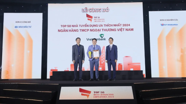 Ông Nguyễn Kiên Hiếu - Phó Trưởng Ban Tổ chức & Nhân sự Vietcombank (giữa) nhận giải thưởng &quot;Top 50 nhà tuyển dụng ưa thích nhất năm 2024&quot;