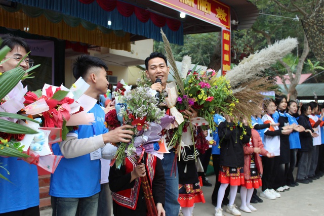 Ca - nhạc sĩ Quách Beem với nhiều hoạt động ý nghĩa ở Hà Giang- Ảnh 1.