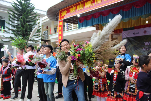 Ca - nhạc sĩ Quách Beem với nhiều hoạt động ý nghĩa ở Hà Giang- Ảnh 2.