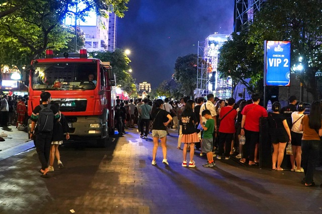 Hàng ngàn người đổ về trung tâm TP HCM đón chờ thời khắc năm mới 2025- Ảnh 1.