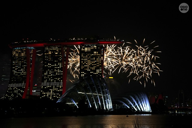 Pháo hoa bắn ở vịnh Marina, Singapore. Ảnh: AsiaOne