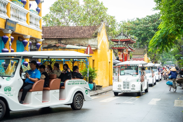 Ghe bơi, xích lô diễu hành kỷ niệm 25 năm Hội An là di sản thế giới- Ảnh 1.